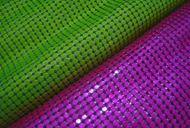 整体手感不平滑，片脚容易勾在一起