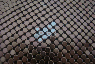 整体手感不平滑，片脚容易勾在一起